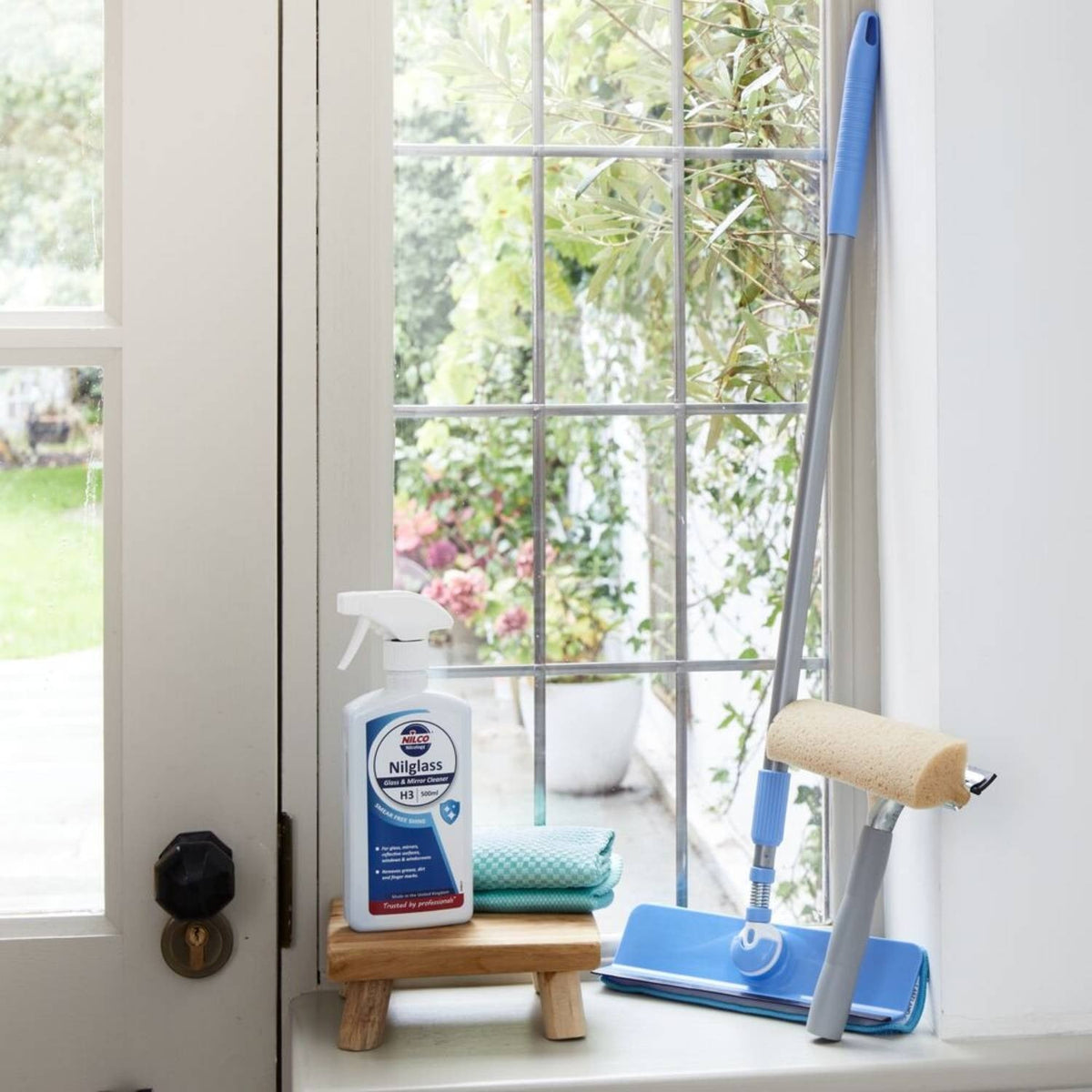 Simply Lakeland Extendable Window Wash & Squeegee