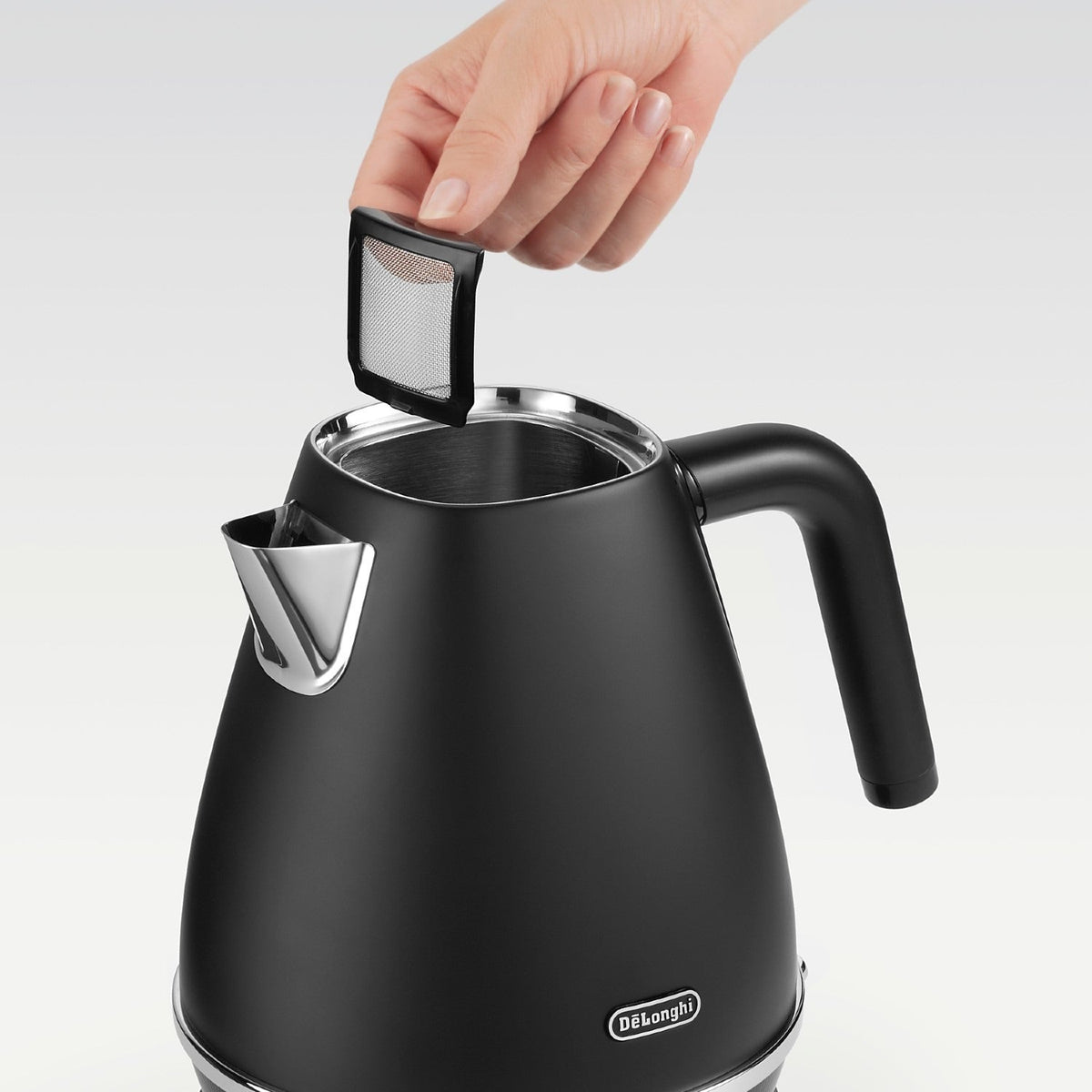 De’Longhi Distinta 1.7L Kettle Matt Black KBIN3001.BK