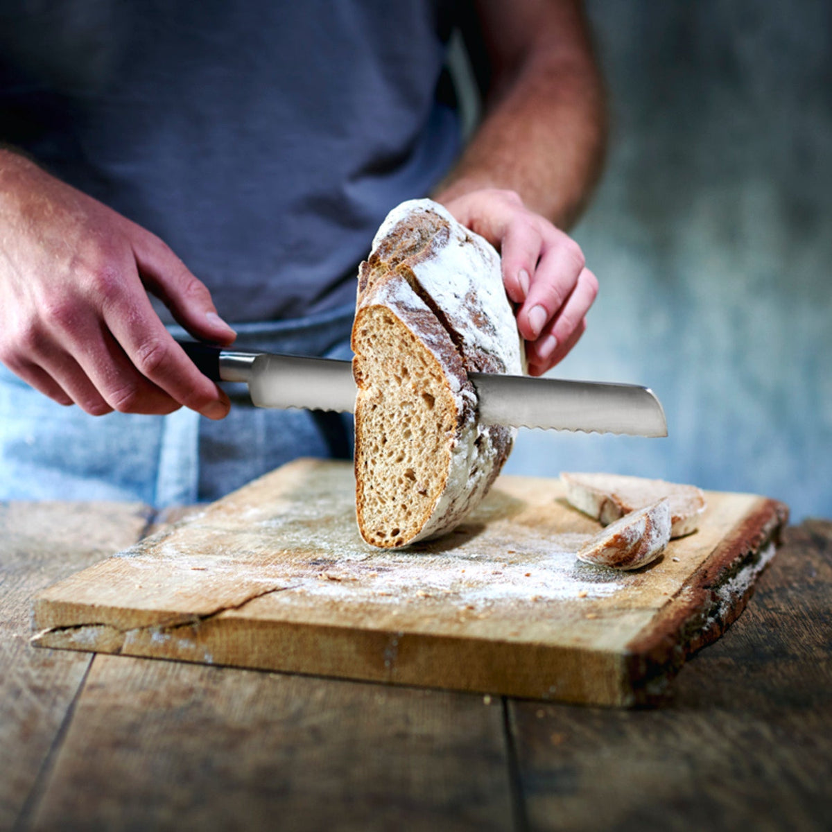 Lakeland Fully Forged Stainless Steel  Bread Knife 22cm Blade